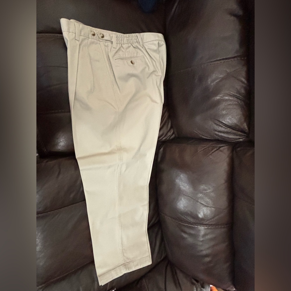Roundtree & Yorke Men's Light Khaki Chinos